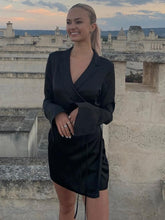 Charger l'image dans la galerie, ROBE CHEMISE EN SATIN À COL EN V