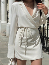 Charger l'image dans la galerie, ROBE CHEMISE EN SATIN À COL EN V