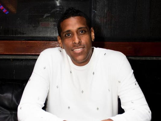 A famous singer dies in the middle of a concert