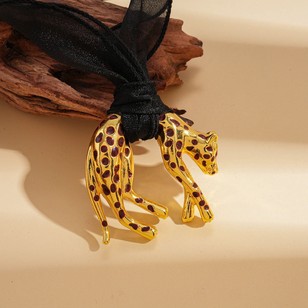 Collier long doré à pendentif léopard