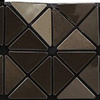 SAC À MAIN À CARREAUX GEOMETRIQUE PLIÉ