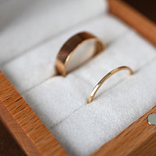 Charger l&#39;image dans la galerie, BOÎTE À MATIQUES EN BOIS POUR FIANÇAILLES ET CÉRÉMONIE DE MARIAGE.
