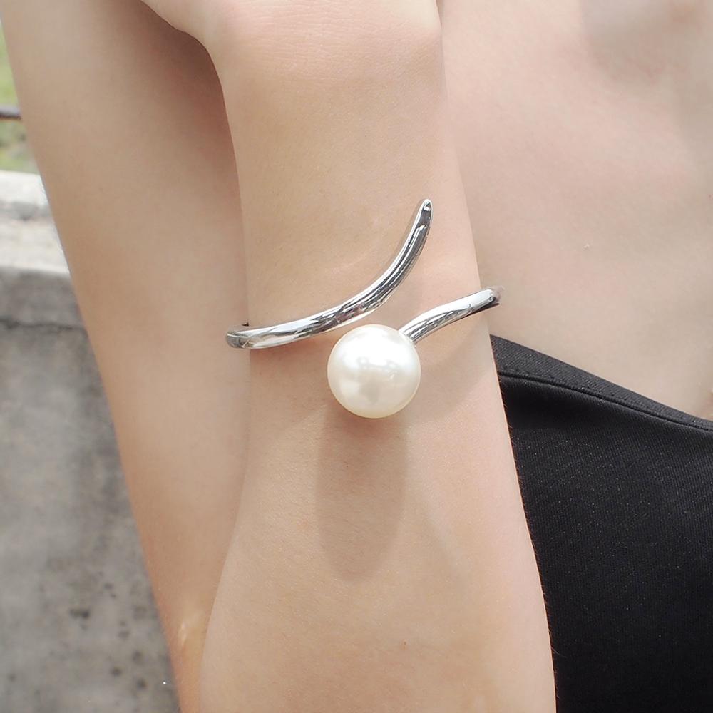 BRACELET EN MÉTAL ET PERLES AVEC MANCHETTE GÉOMÉTRIQUE