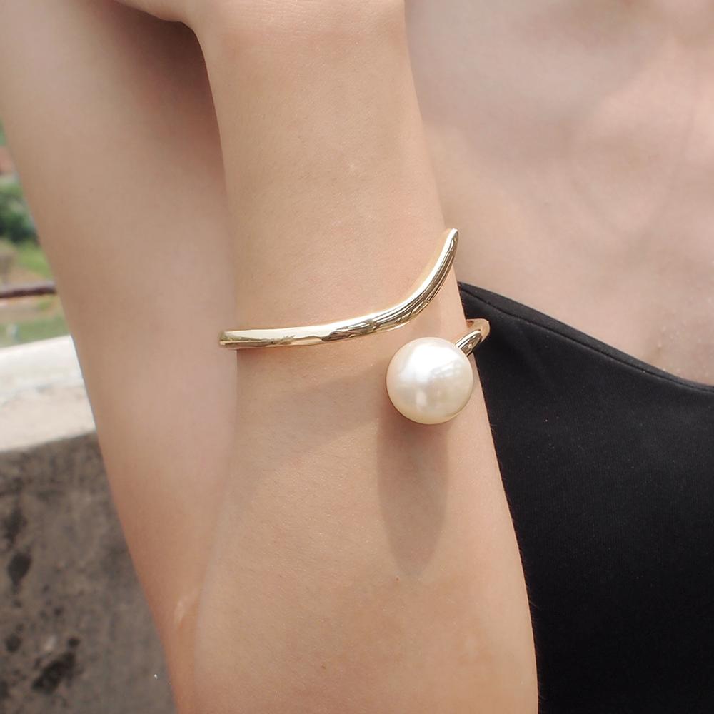 BRACELET EN MÉTAL ET PERLES AVEC MANCHETTE GÉOMÉTRIQUE