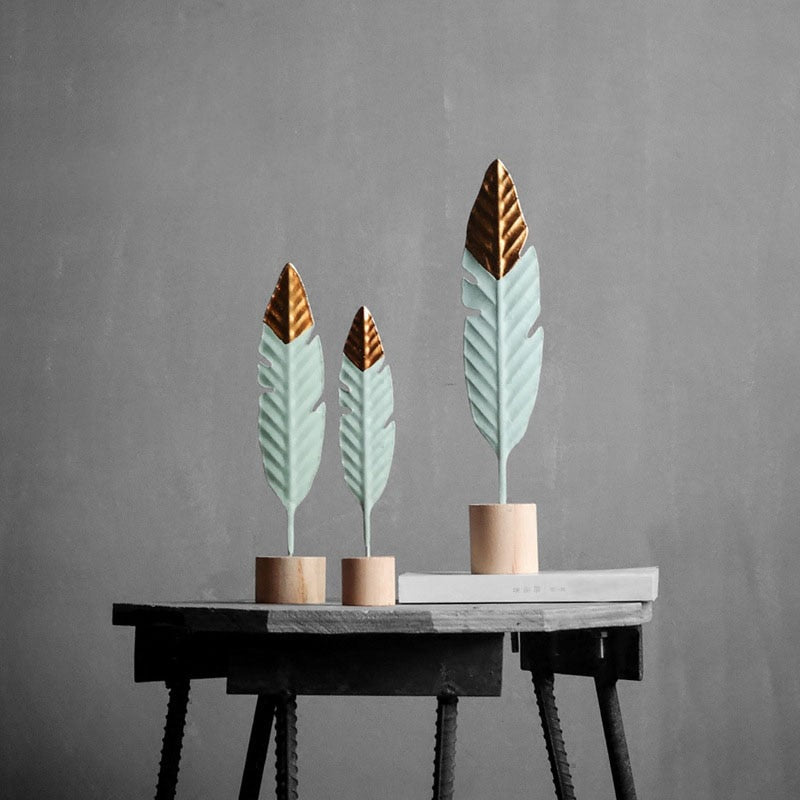 FIGURINES MINIATURES EN BOIS DE PLUMES