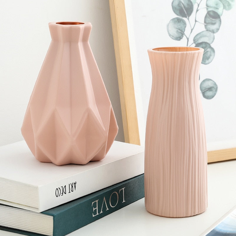 VASE EN PLASTIQUE, IMITATION CÉRAMIQUE