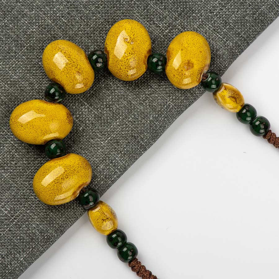 COLLIER DE PERLES EN CÉRAMIQUE EN FORME DE PAVÉ