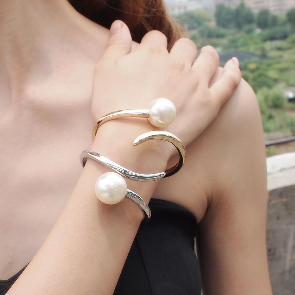 BRACELET EN MÉTAL ET PERLES AVEC MANCHETTE GÉOMÉTRIQUE