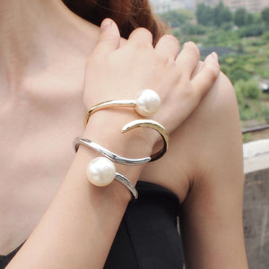BRACELET IN METAL AND PEARLS WITH GEOMETRIC CUFF 