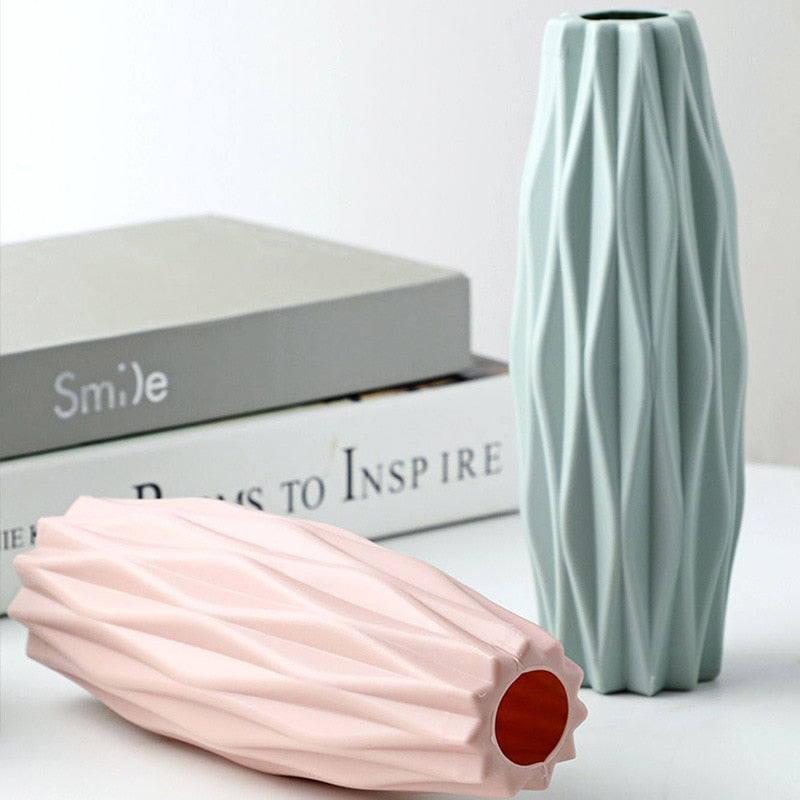 VASE EN PLASTIQUE, IMITATION CÉRAMIQUE