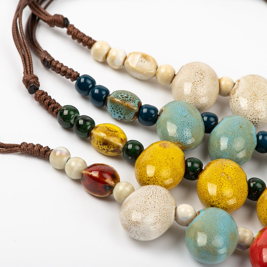 COLLIER DE PERLES EN CÉRAMIQUE EN FORME DE PAVÉ