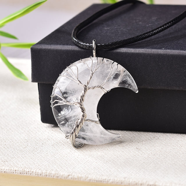 PENDENTIF EN CRISTAL NATUREL EN FORME DE LUNE