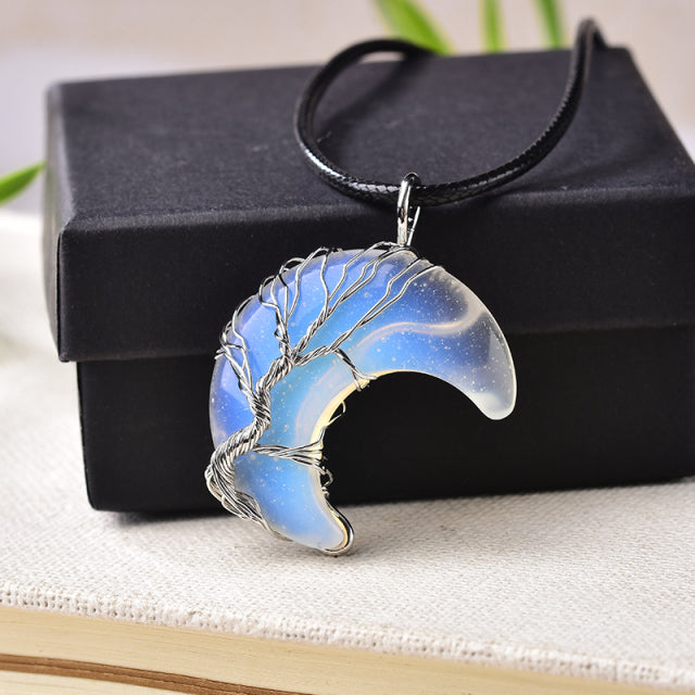 PENDENTIF EN CRISTAL NATUREL EN FORME DE LUNE