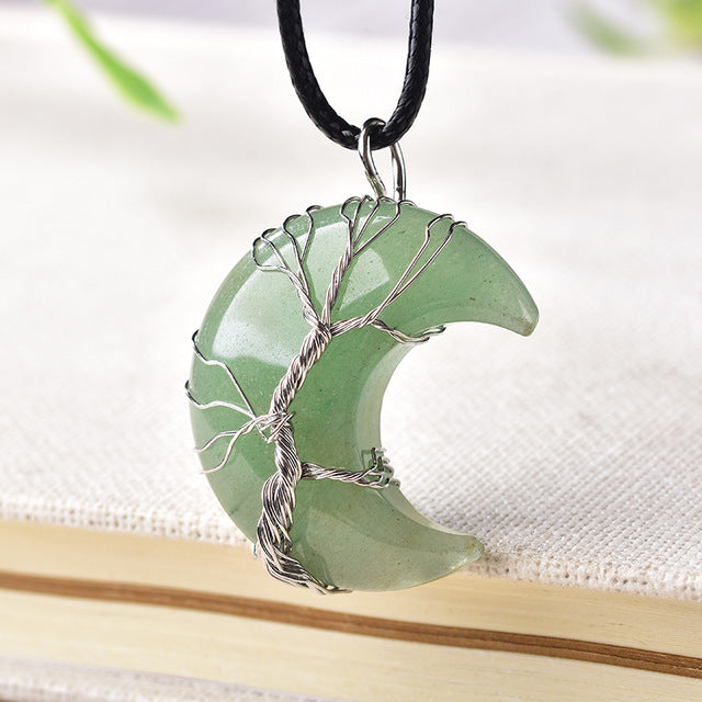 PENDENTIF EN CRISTAL NATUREL EN FORME DE LUNE