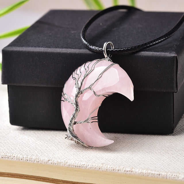 PENDENTIF EN CRISTAL NATUREL EN FORME DE LUNE