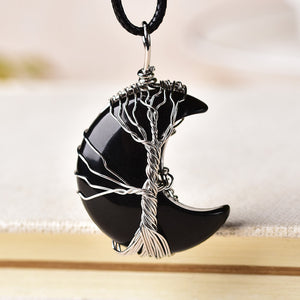 PENDENTIF EN CRISTAL NATUREL EN FORME DE LUNE