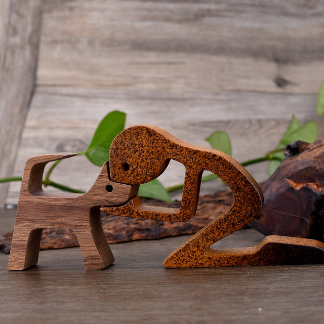 SCULPTURE DE CHIEN EN BOIS FAIT A LA MAIN